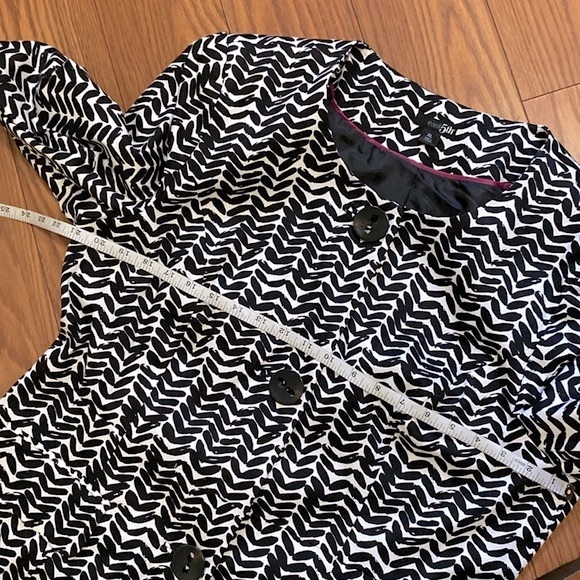 East 5th woman’s black and white patterned, belted, coat dress, button closure - Picture 9 of 13